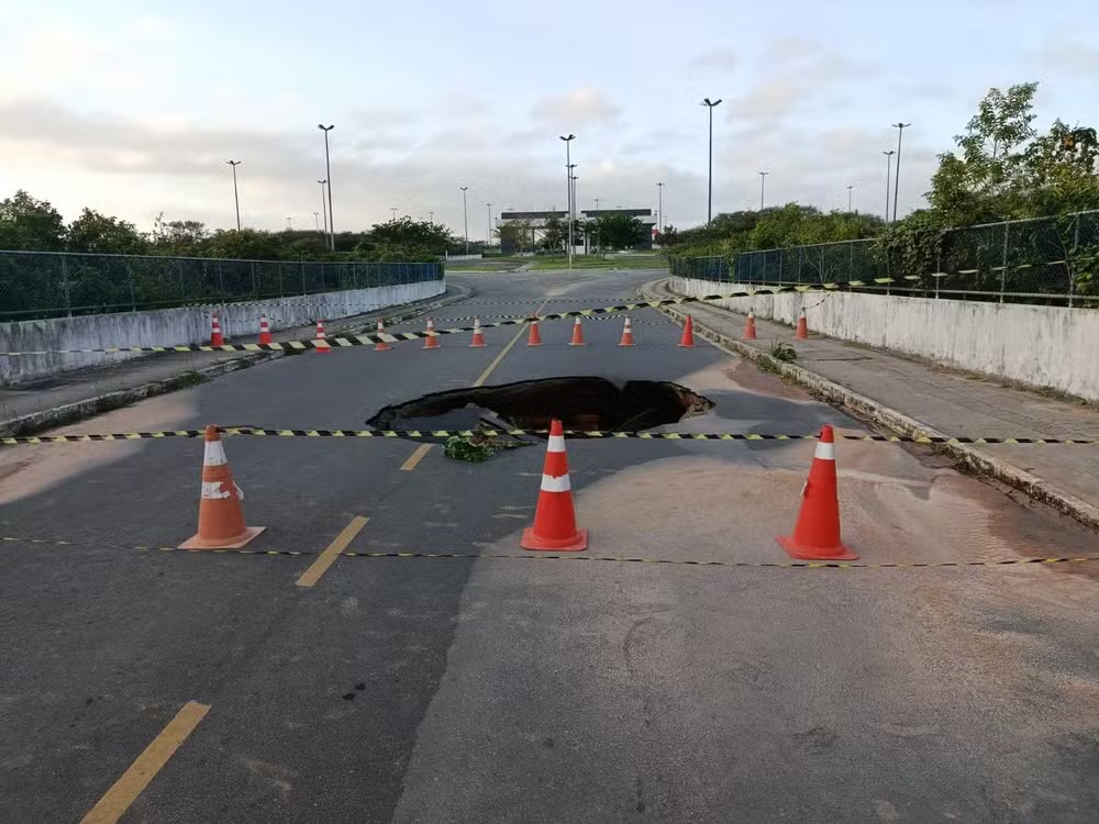 Adutora rompe e abre cratera em Lagarto