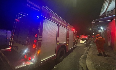 Incêndio atinge depósito de residência no bairro Soledade